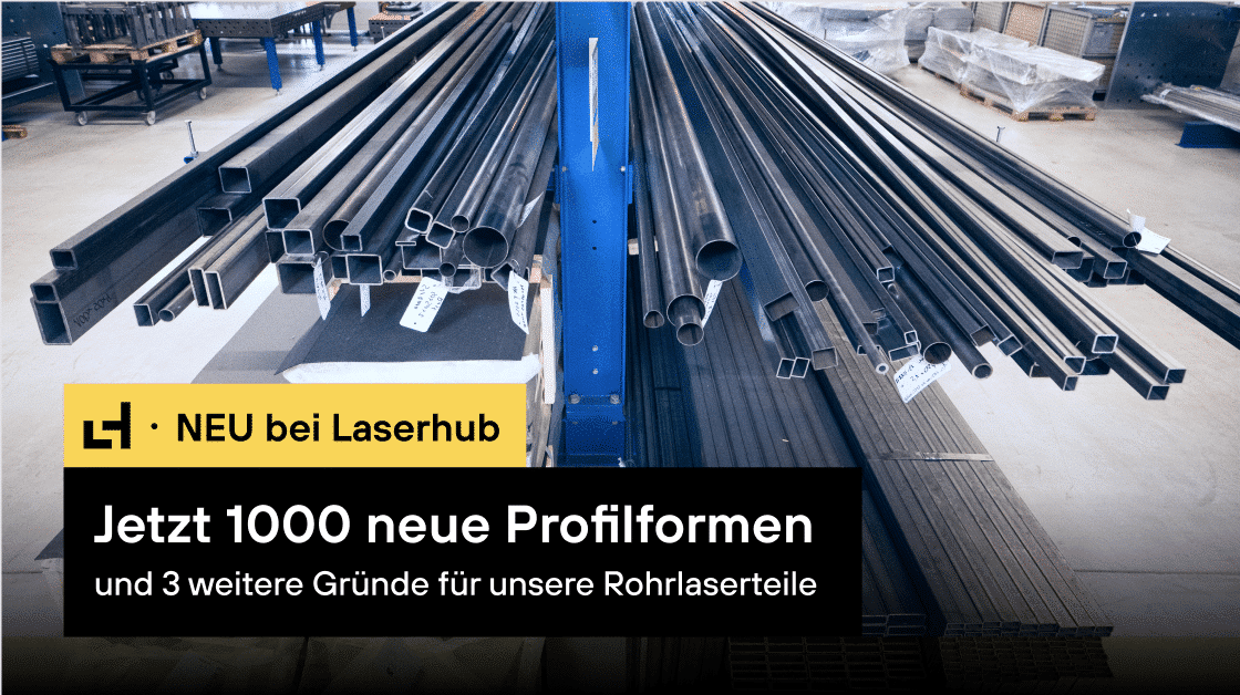 Eine Auswahl an Rohrlaserprofilen, die in einer Fertigungshalle liegen.