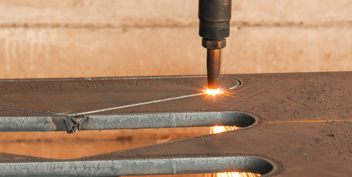 Bei einem Laserhub-Prodzenten wird Dickblech per Brennschneiden geschnitten