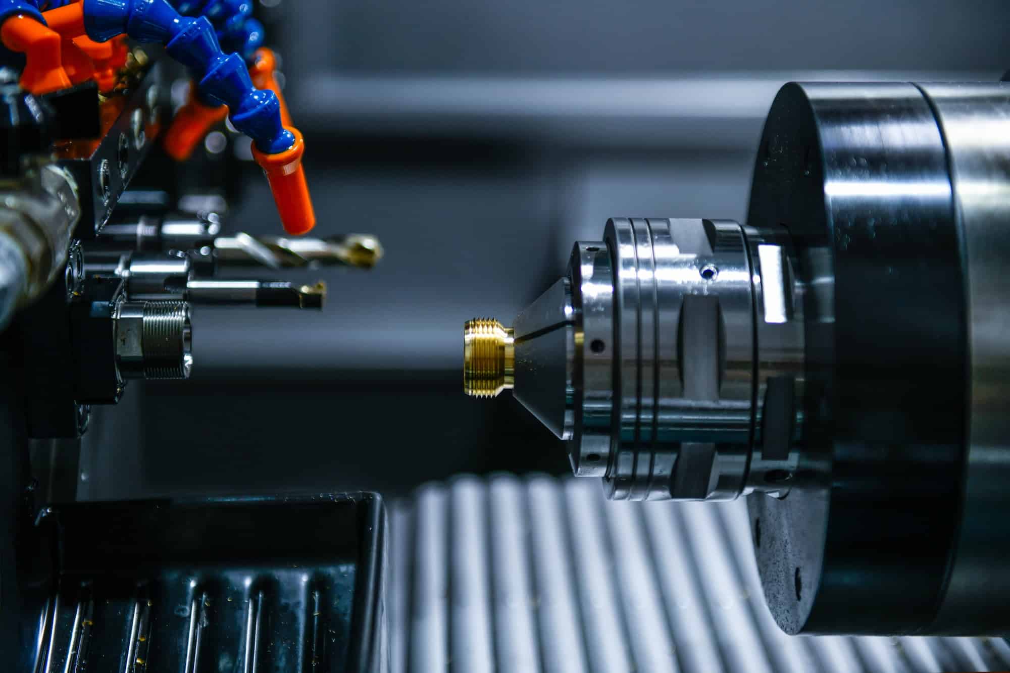 CNC-Drehmaschine bearbeitet Metallteile